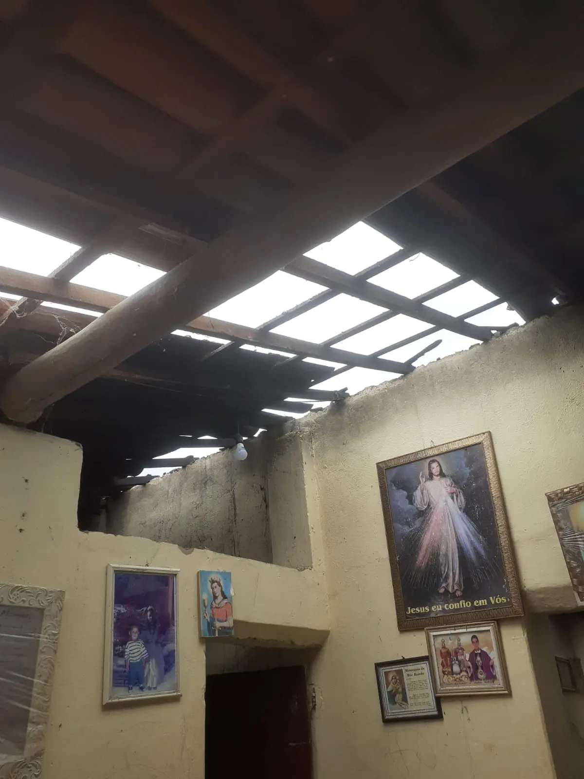 O teto da casa destruído pelo fogo