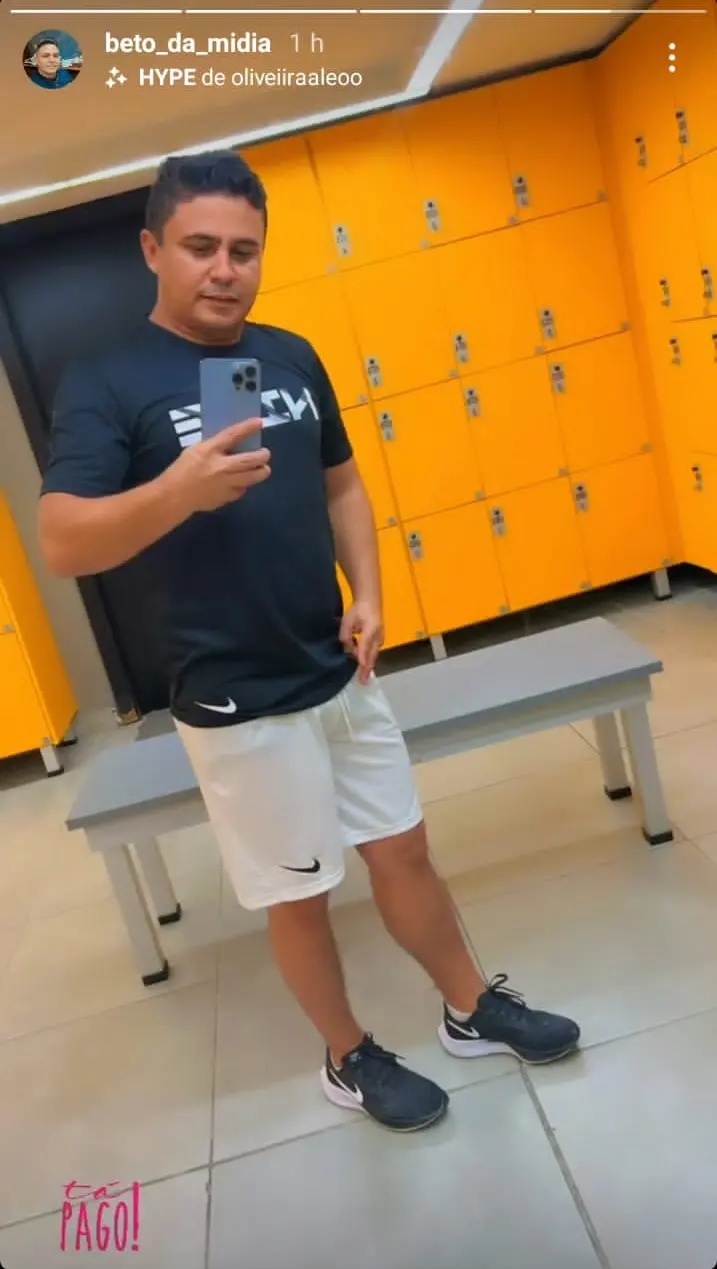 Print de story do Instagram mostra o empresário fazendo uma selfie no banheiro de uma academia