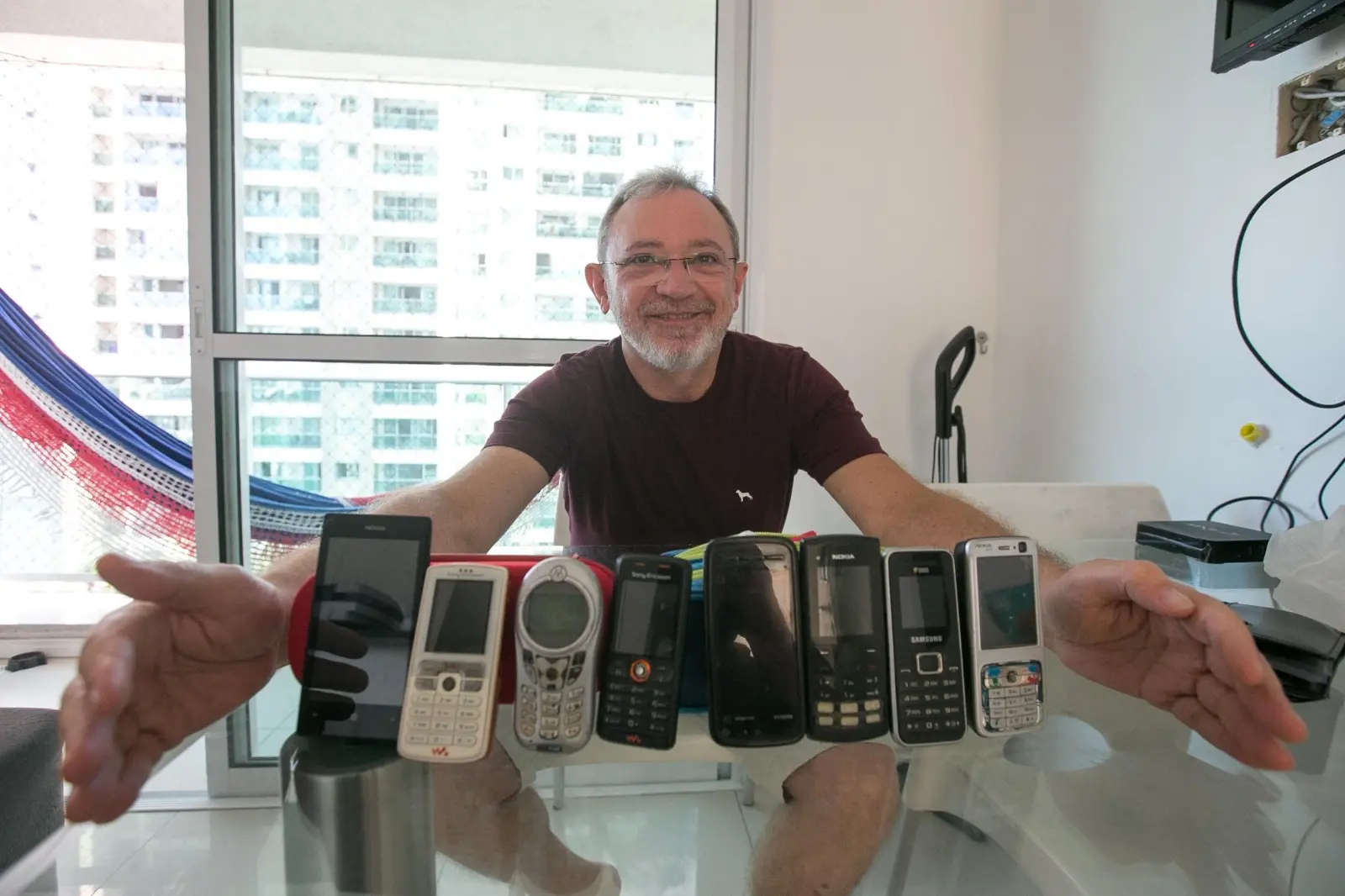 Personagem mostra coleção de celulares