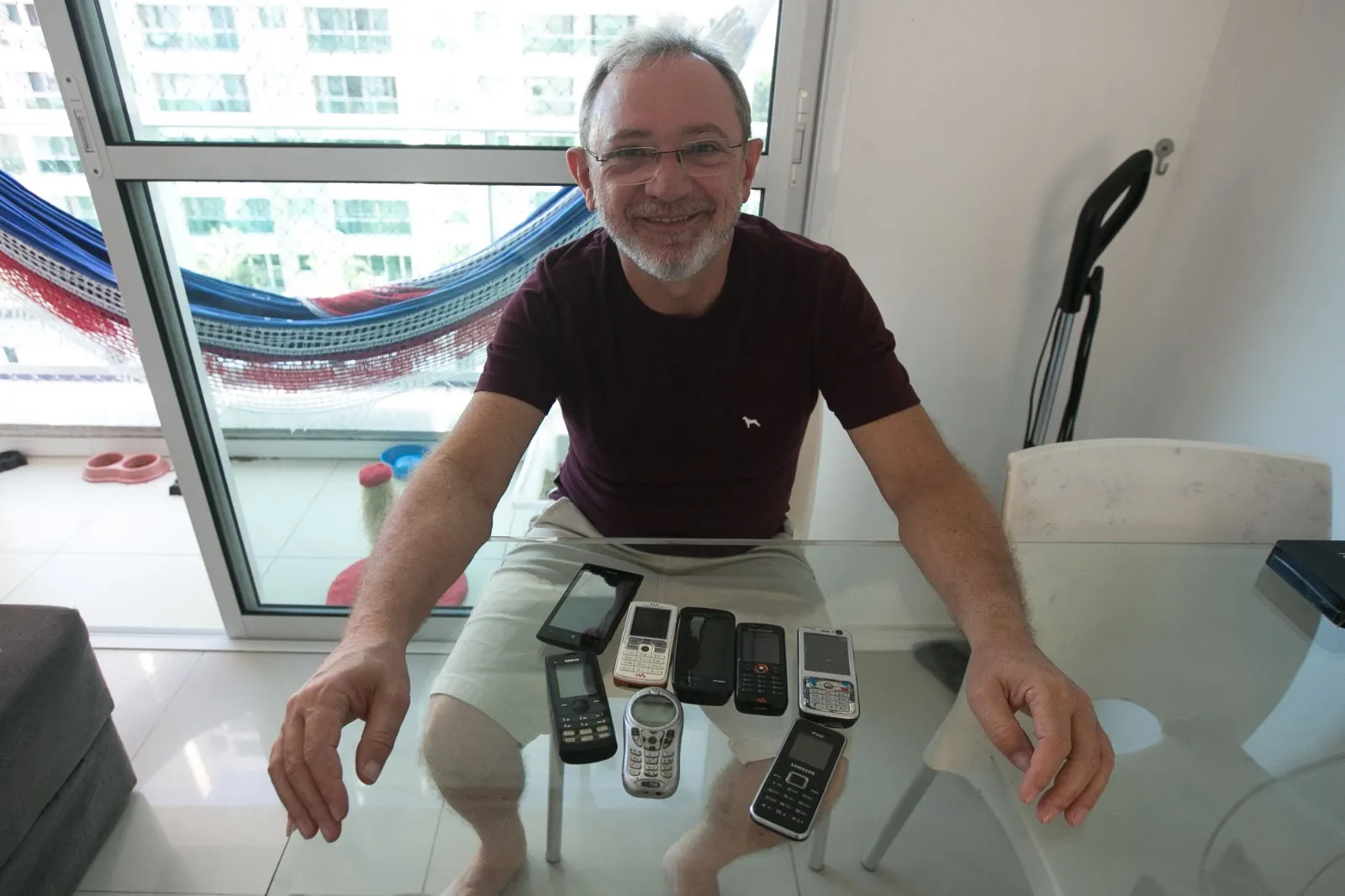 O servidor público Francisco Alverne Lacerda, de 61 anos, mostra alguns dos aparelhos que utilizou ao longo dos últimos anos