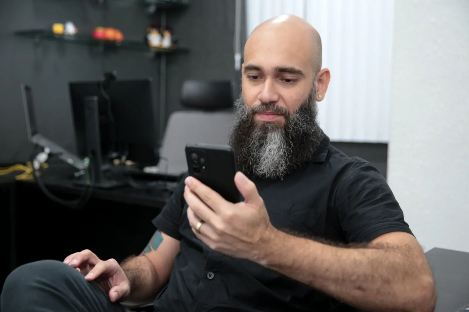 Lucas olhando o celular