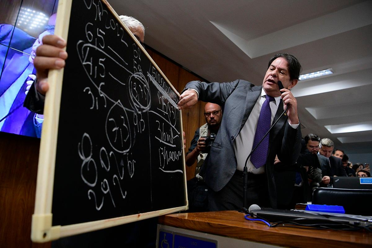 Cid Gomes levou quadro negro e giz para audiência com presidente do Banco Central