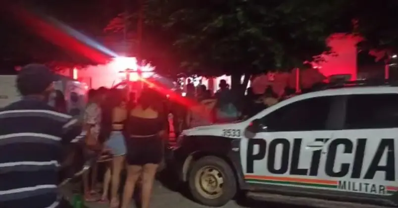 Movimentação de pessoas em frente a hospital para onde foram levados suspeitos do crime