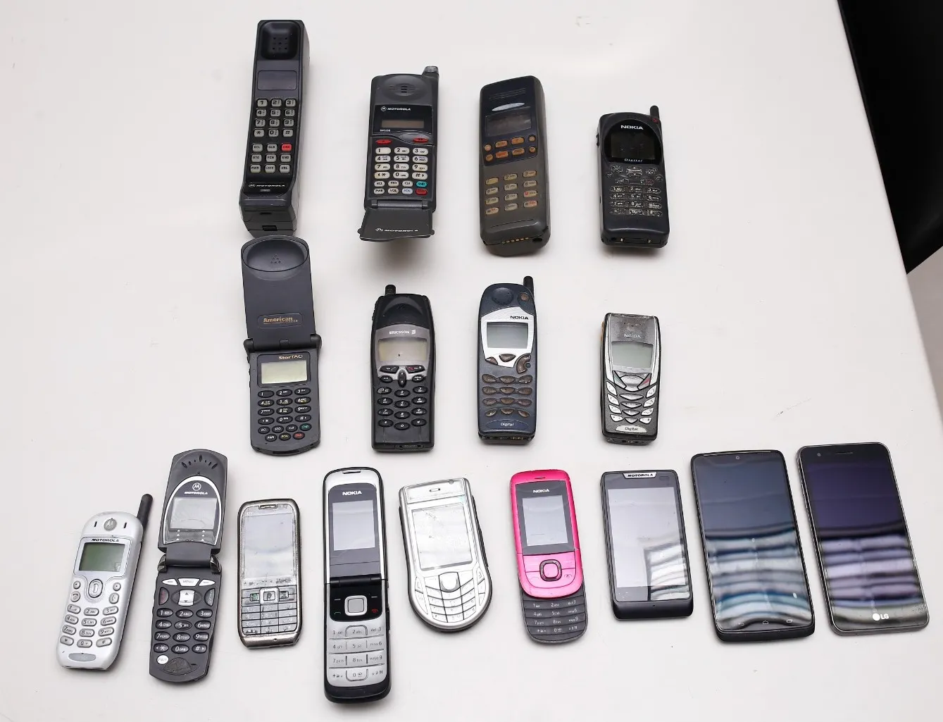Coleção do professor de Telemática e diretor de Extensão do Instituto Federal de Educação, Ciência e Tecnologia do Ceará (IFCE), Edson Almeida, mostra a evolução do primeiro aparelho celular à chegada dos smartphones