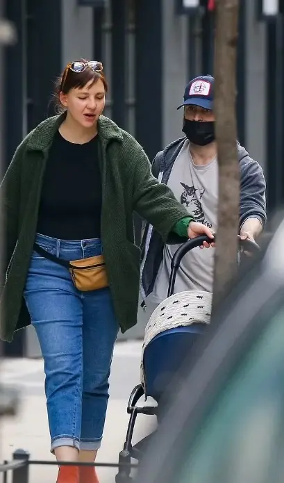 Daniel Radcliffe e Erin Darke fazem primeiro passeio público com filho recém-nascido em Noxa York