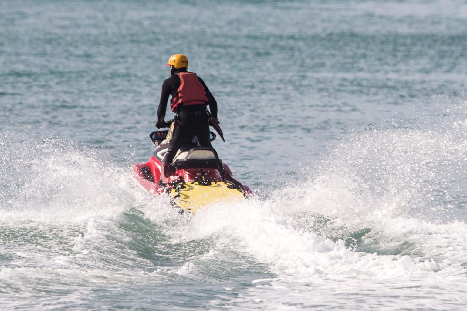 Bombeiro em moto aquática realiza buscas no mar da Praia de Iracema em 25 de abril de 2023