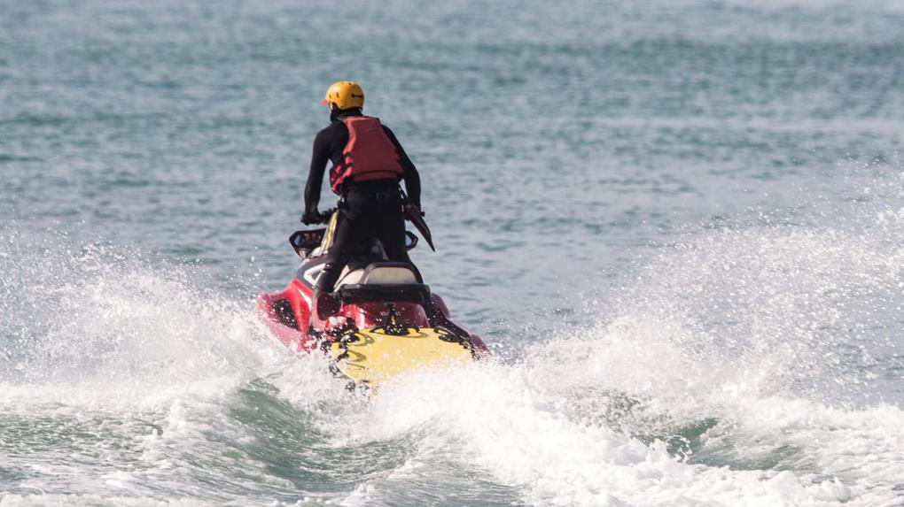 Bombeiro em moto aquática realiza buscas no mar da Praia de Iracema em 25 de abril de 2023