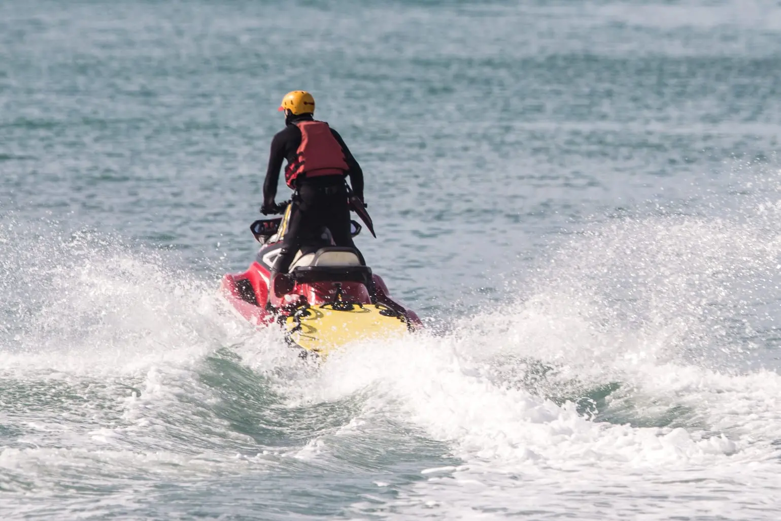 Bombeiro em moto aquática realiza buscas no mar da Praia de Iracema em 25 de abril de 2023