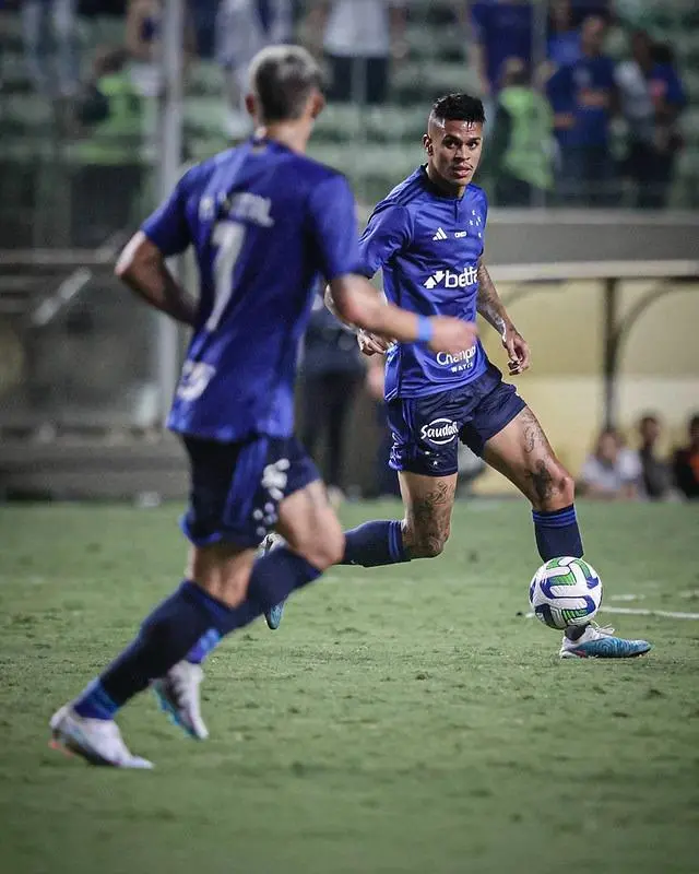 Imagem da notícia: Ex-Ceará, Richard faz gol da classificação do Cruzeiro e dedica ao irmão: 'ele está olhando por nós'