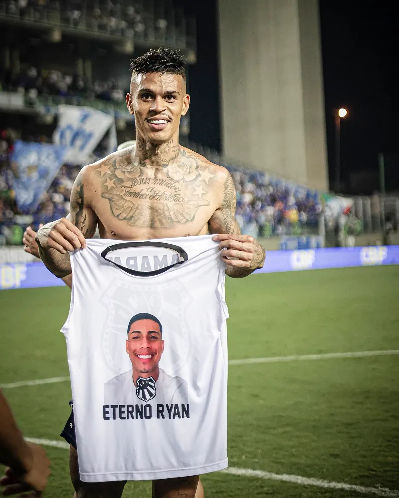 Ex-Ceará, Richard faz gol da classificação do Cruzeiro e dedica ao irmão: 'ele está olhando por nós'