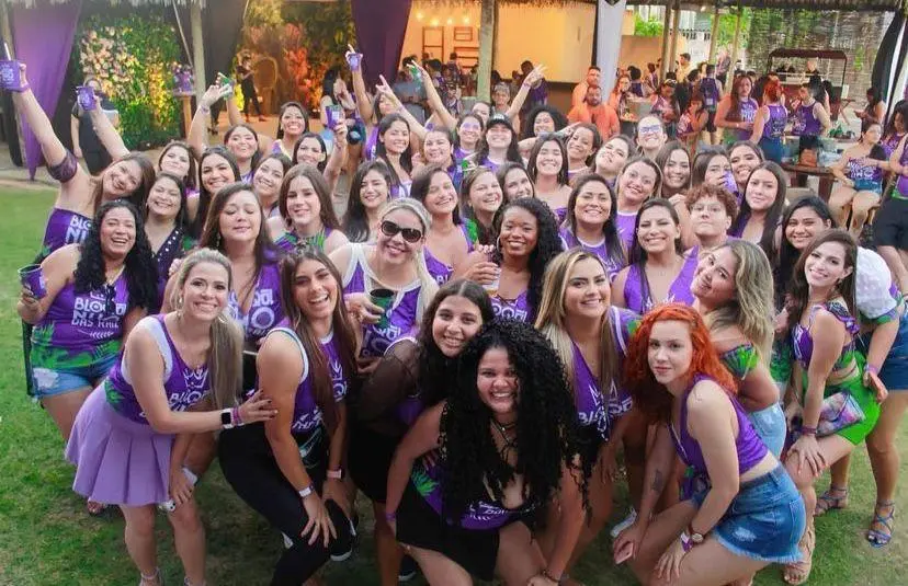 Imagem mostra mulheres de uma torcida organizada