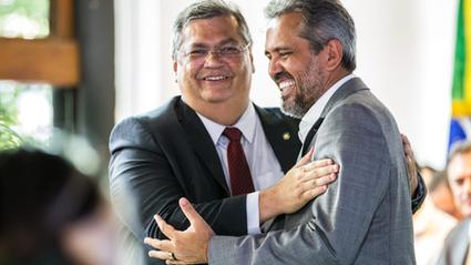 Flávio Dino e Elmano de Freitas sorriem ao se cumprimentar em coletiva para a imprensa