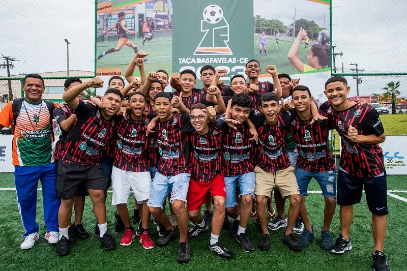 Imagem mostra jogadores de futebol