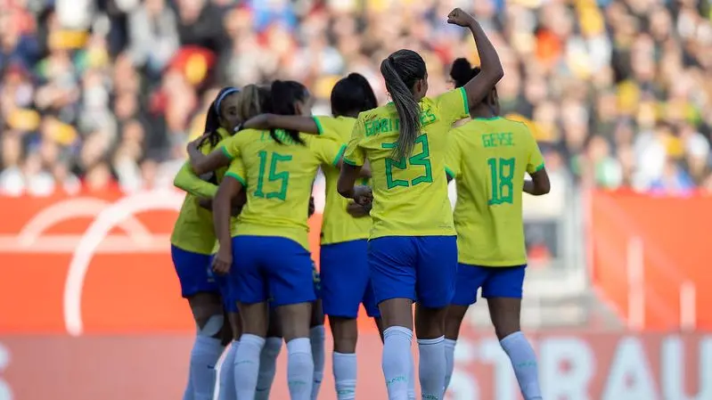 Imagem mostra jogadoras de futebol