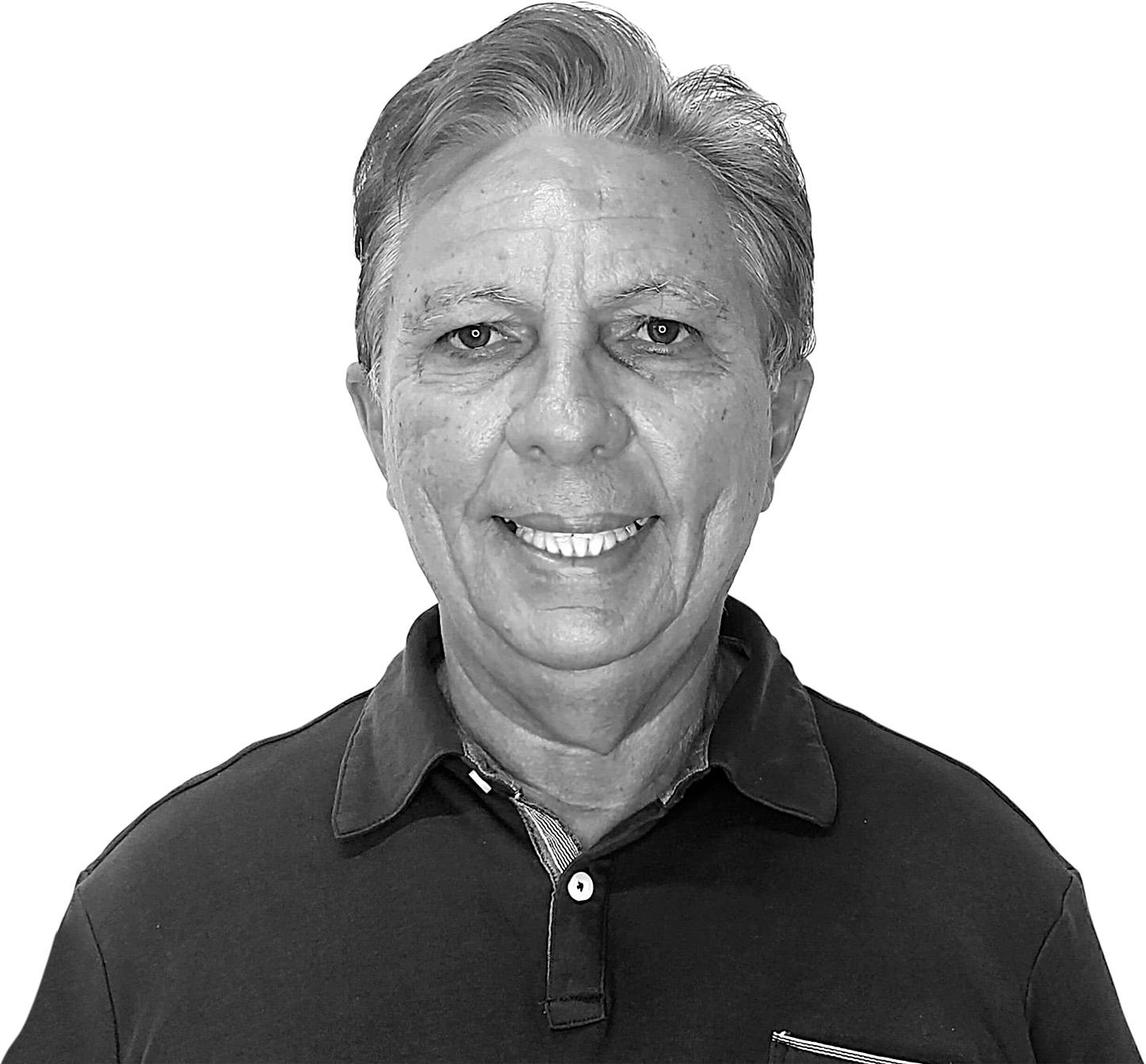 Foto do colunista Sérgio Tavares sorrindo em preto e branco