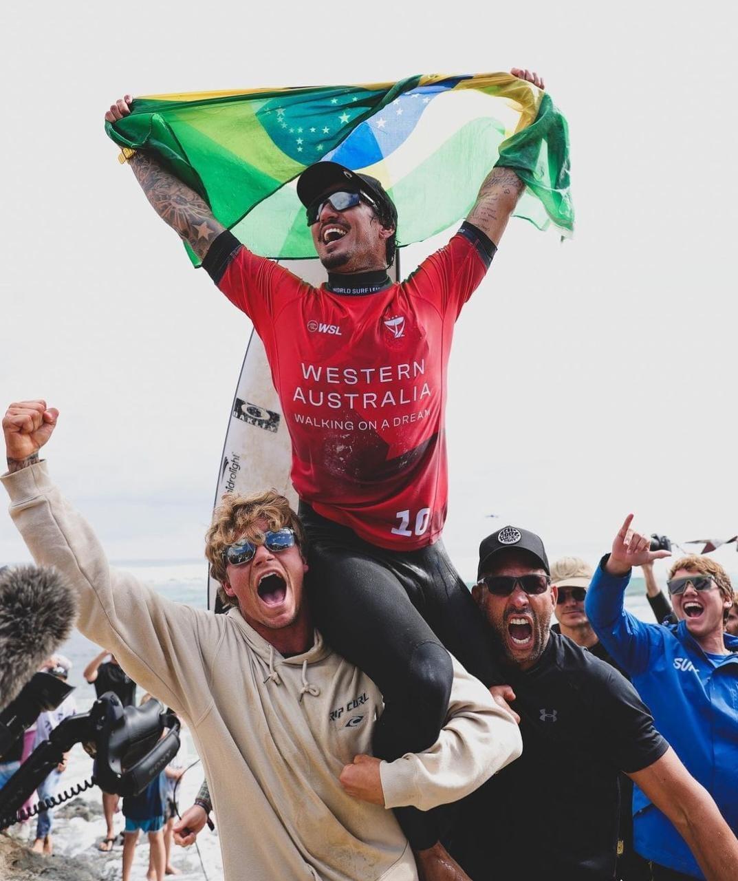 Imagem mostra surfista brasileiro Gabriel Medina