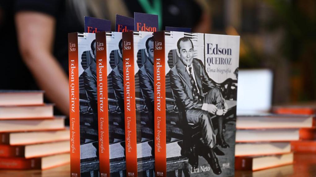 Livros que contam a biografia de Edson Queiroz, distribuídos em fileira