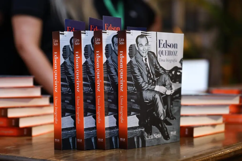 Livros que contam a biografia de Edson Queiroz, distribuídos em fileira