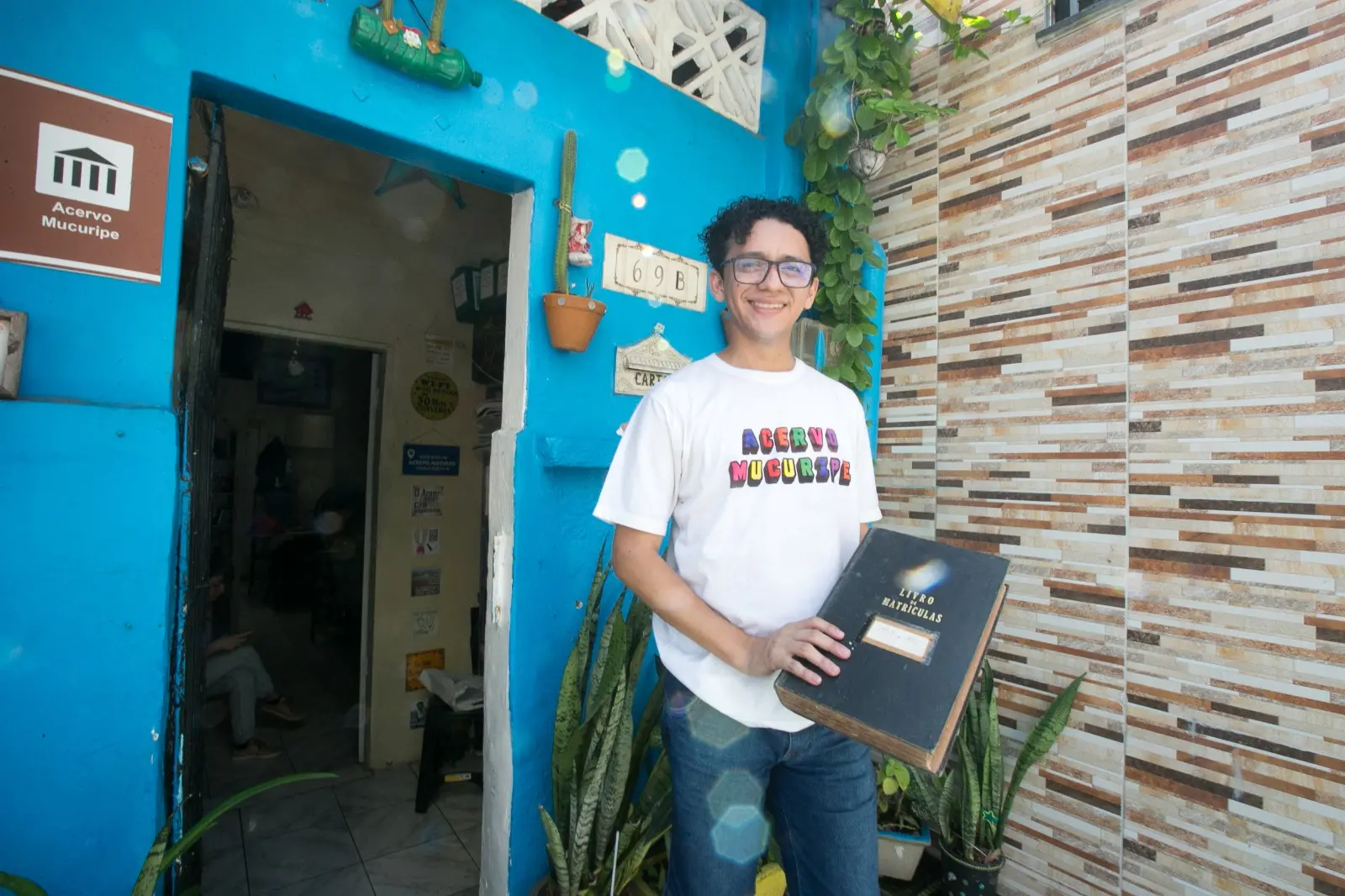 Diêgo Di Paula e uma das peças do acervo que resgatam a trajetória da comunidade