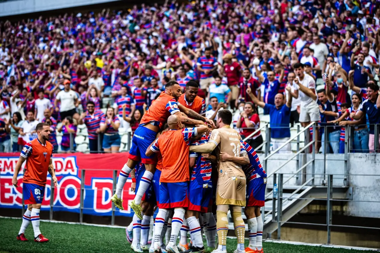 Jogadores do Fortaleza comemoram gol na Arena Castelão