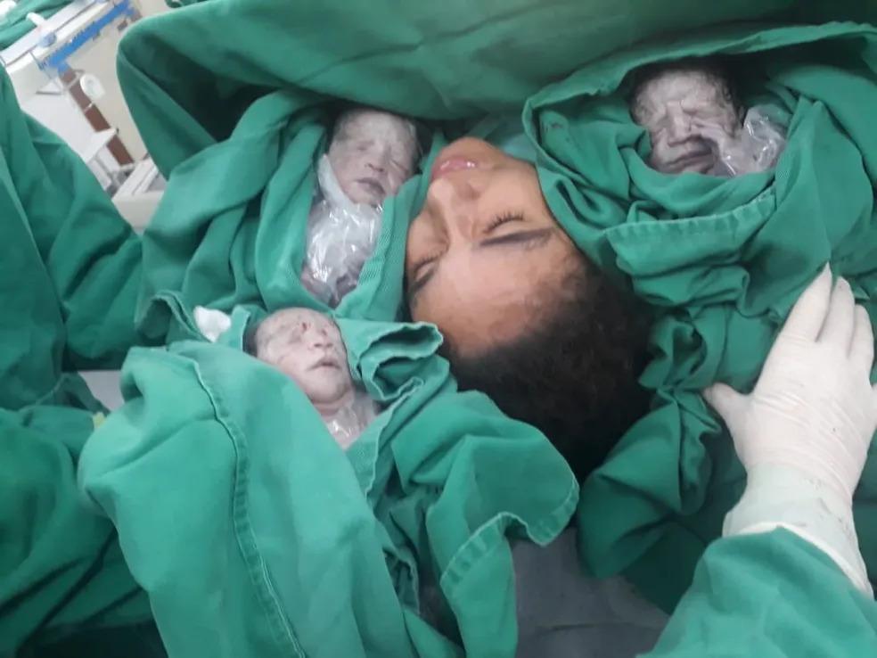 Antônia Andreia Silva da Conceição e filhas trigêmeas