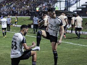 Guilherme Castilho e Vitor Gabriel comemoram gol pelo Ceará