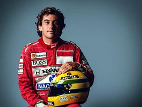 Ayrton Senna segura capacete da Fórmula-1