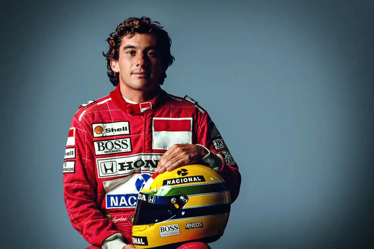 Ayrton Senna segura capacete da Fórmula-1