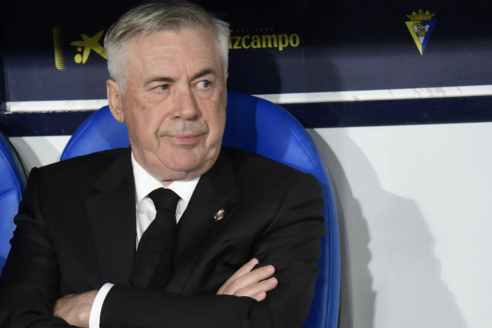 Carlo Ancelotti com semblante sério no banco de reservas