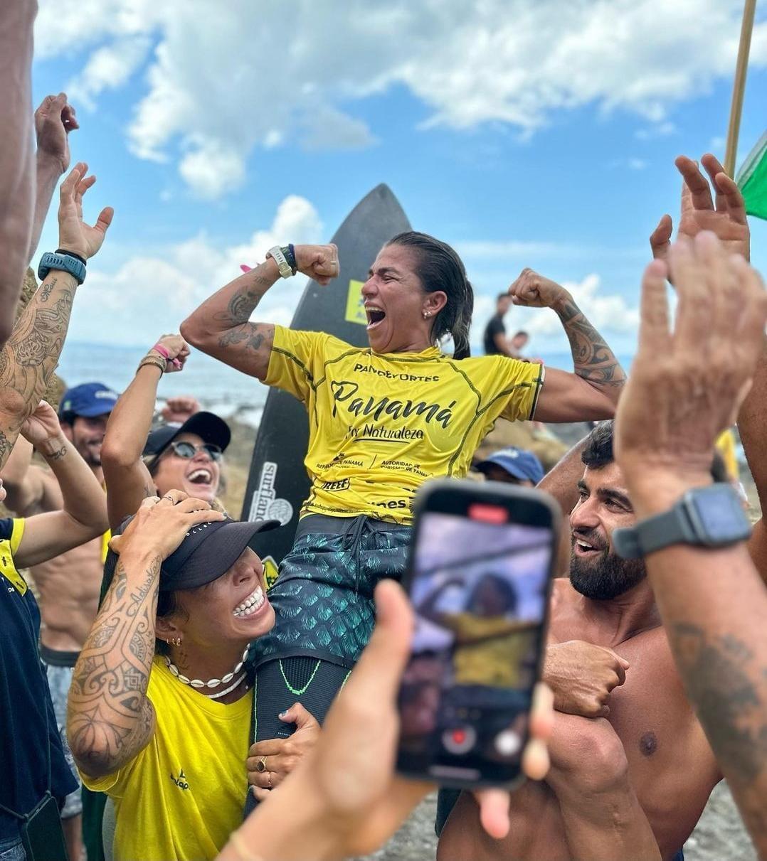 Imagem mostra surfista de braços erguidos