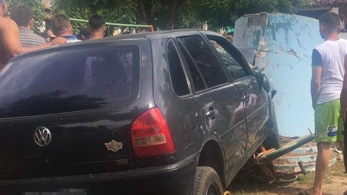Carro acidentado em Oiticidas, em Viçosa do Ceará
