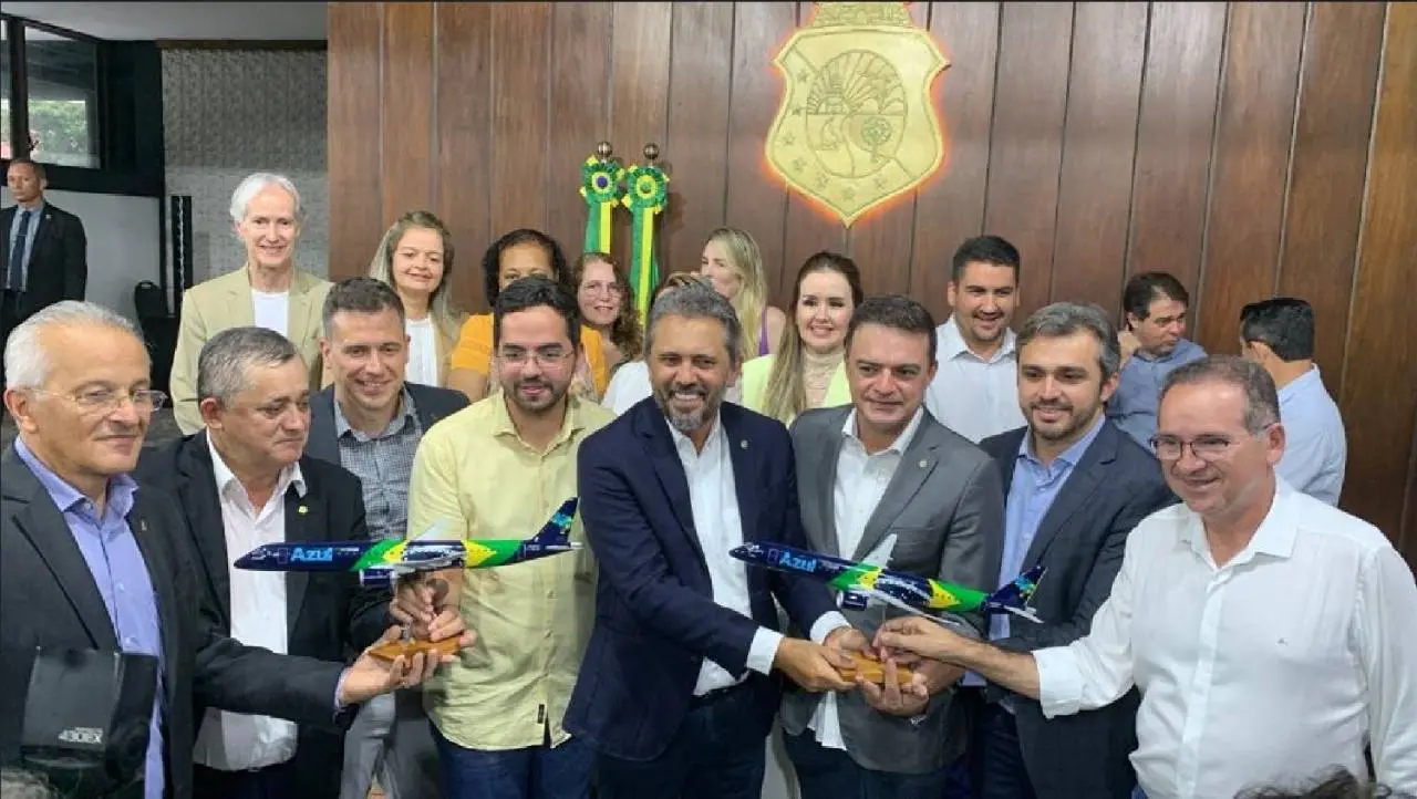 Maquetes do Embraer 195-E2 entregue ao governador Elmano de Freitas e ao deputado federal José Guimarães