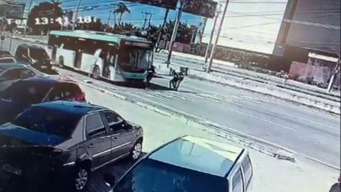 Trecho mostra momento em que adolescente é atropelada por ônibus na Avenida washington soares, em Fortaleza, no dia 2 de maio de 2023