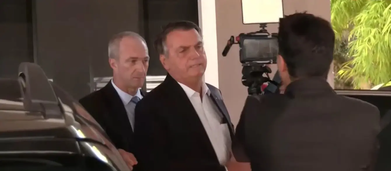 Bolsonaro respondeu questionamentos de jornalistas na manhã de quarta-feira (3)