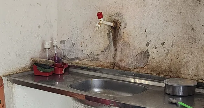 Desgaste em estruturas da cozinha de uma das escolas