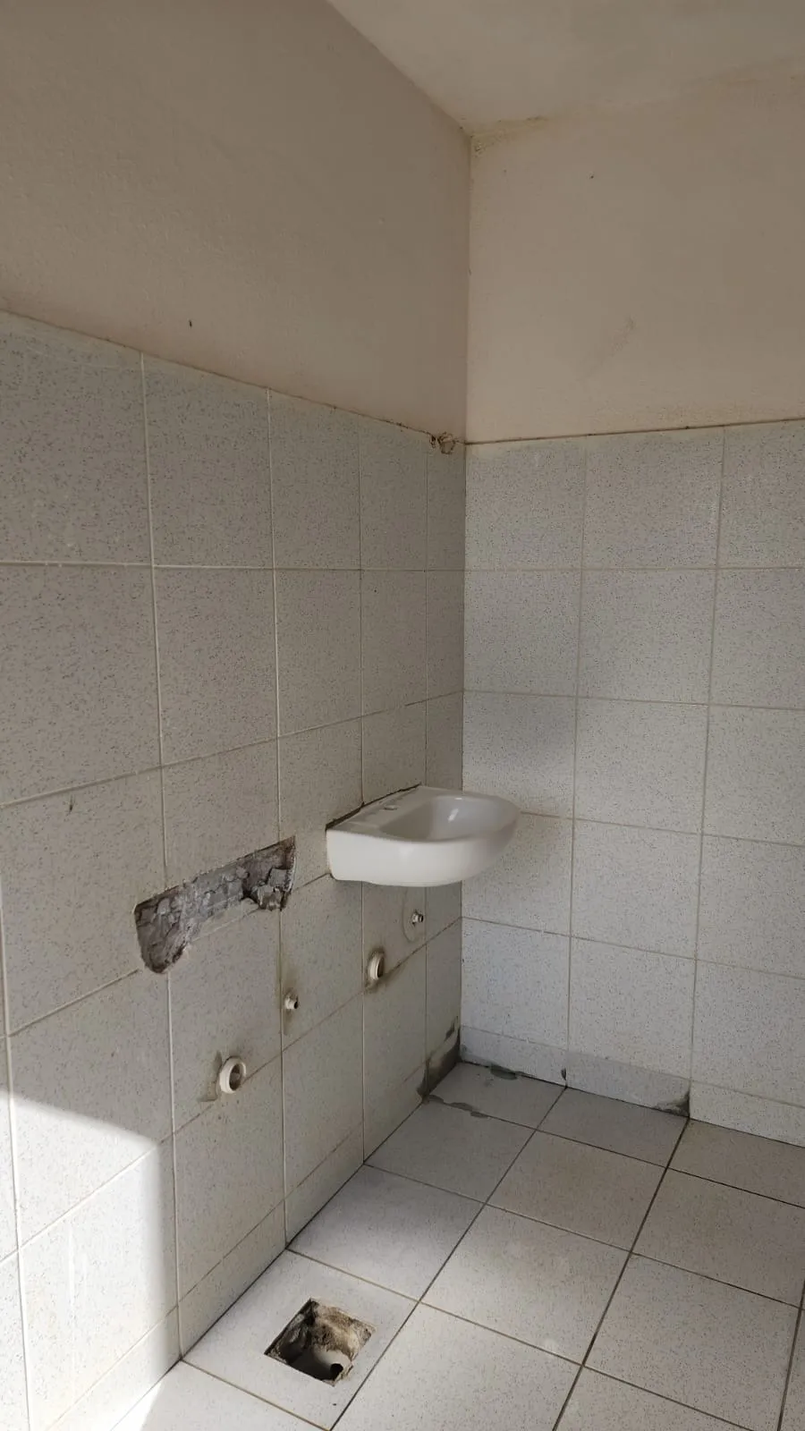 Banheiro deteriorado em uma das escolas