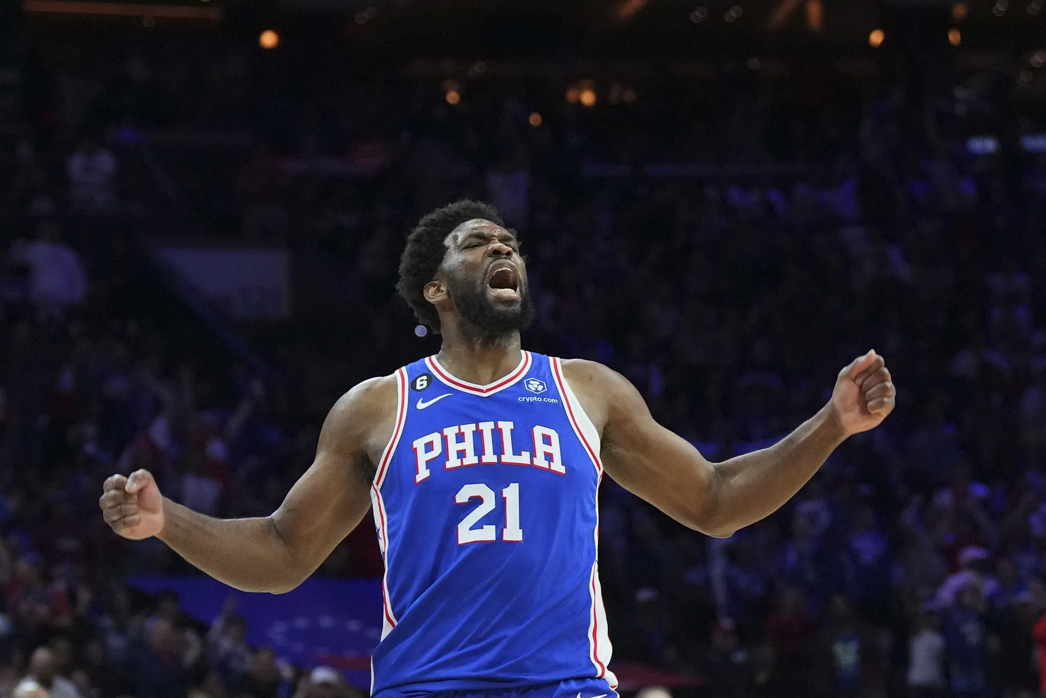 Joel Embiid veste a camisa 21 dos 76ers