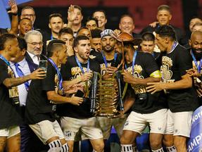 A Imagem mostra jogadores de futebol do Ceará comemorando o título de Tricampeão da Copa do Nordeste em 2023