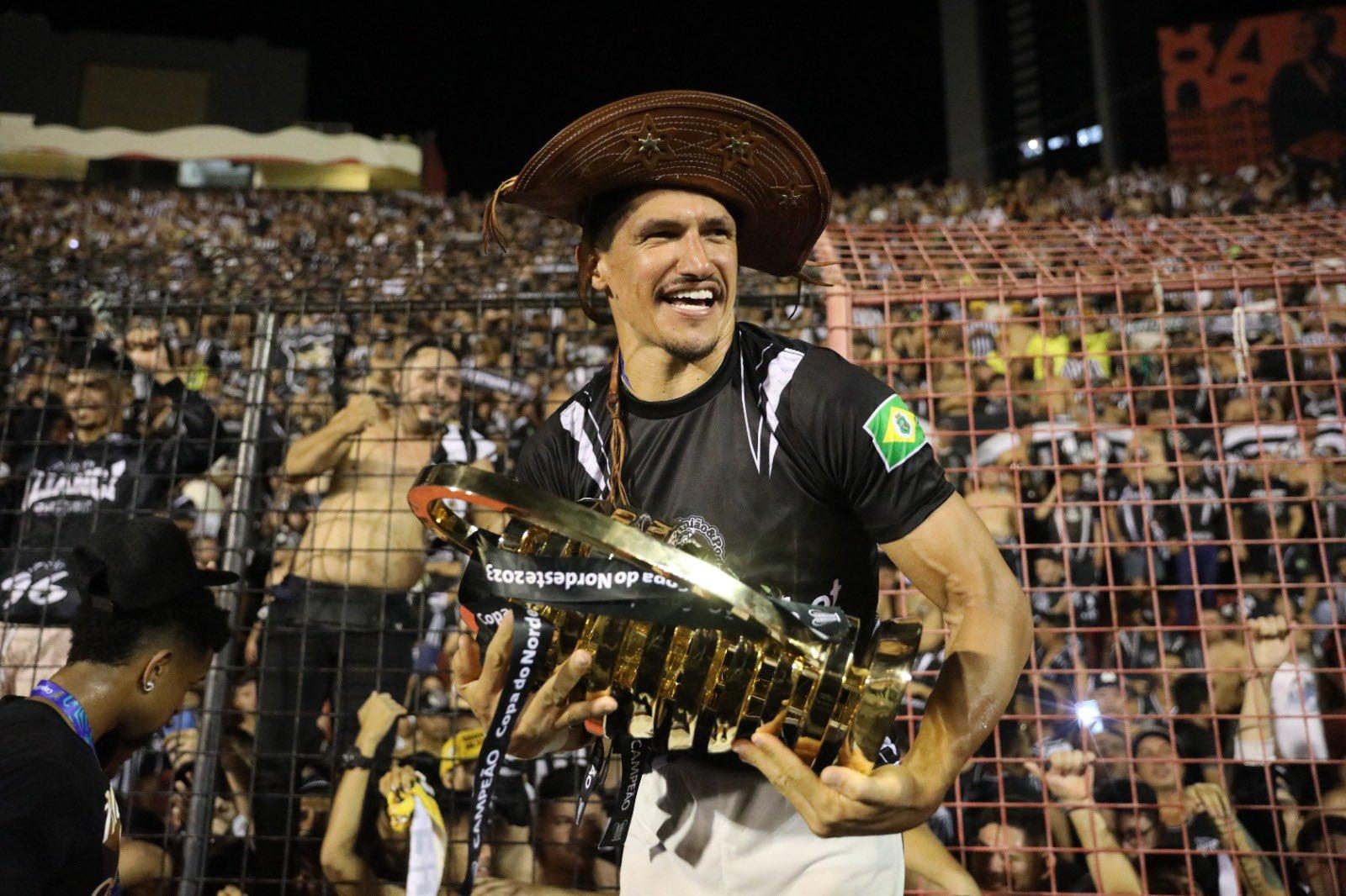 Imagem mostra jogador de futebol com chapéu de cangaceiro