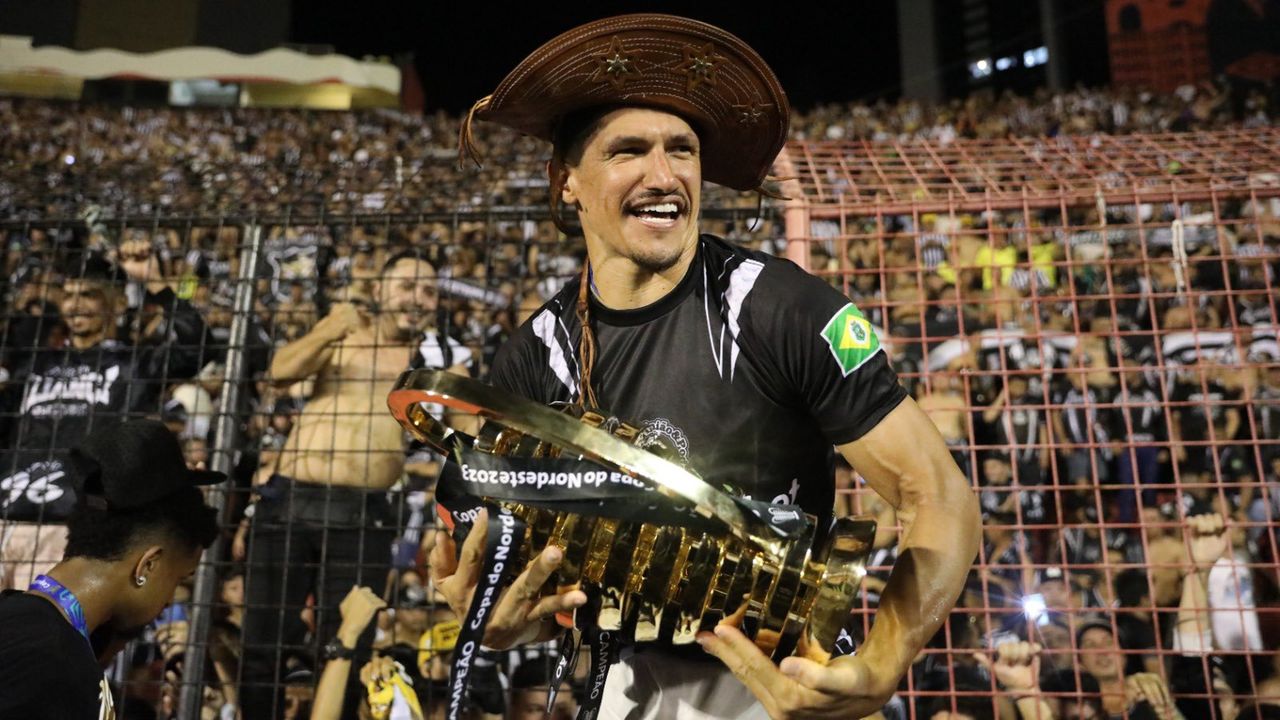 Imagem mostra jogador de futebol com chapéu de cangaceiro