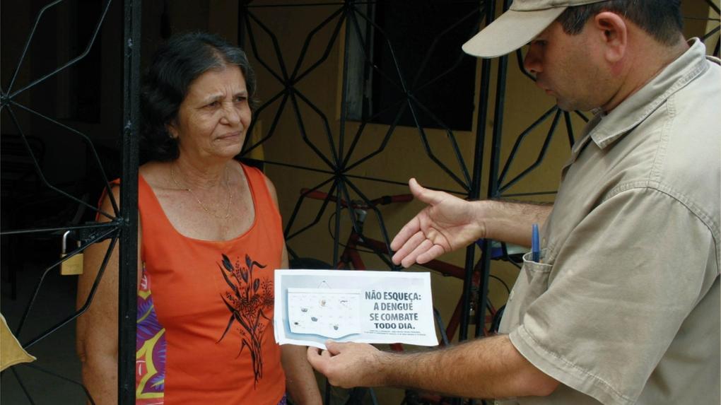 Agente de endemias visita casa em Maracanaú