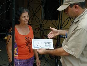 Agente de endemias visita casa em Maracanaú