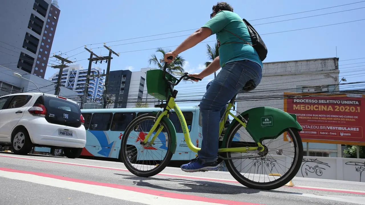 homem pedalando em ciclofaixa