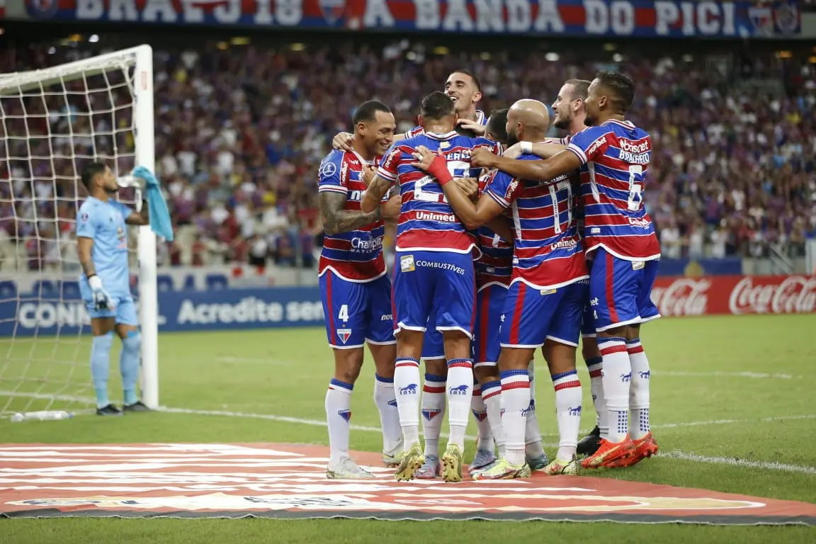 Time do Fortaleza comemorando gol