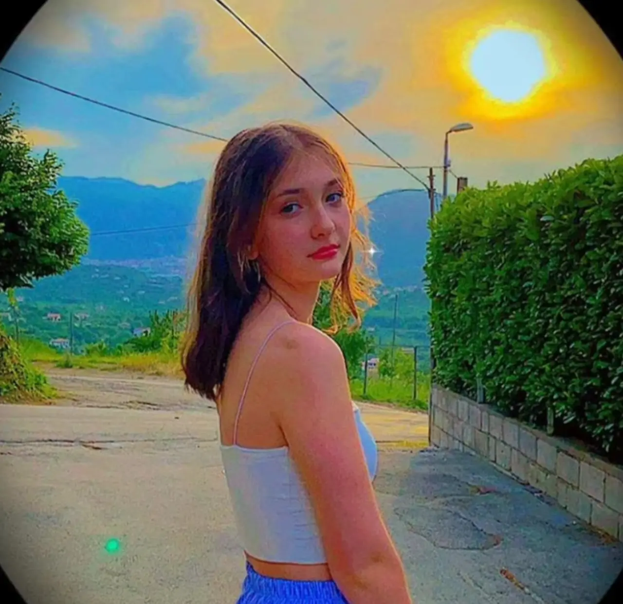 Jovem morre ao ser eletrocutada no banho