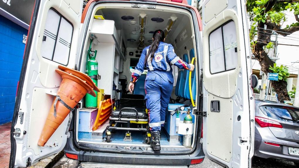 Socorrista do Samu dentro de ambulância em Fortaleza