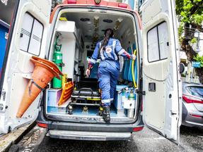 Socorrista do Samu dentro de ambulância em Fortaleza