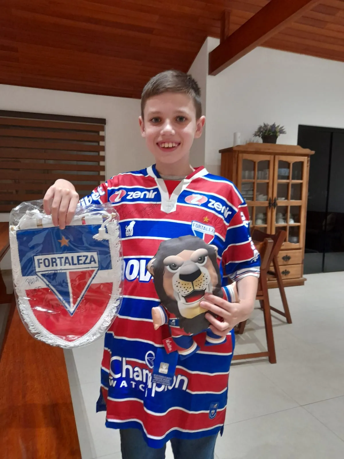 Lucas Schappo ganhou uma camisa do Fortaleza de presente.