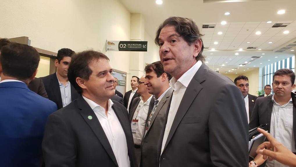 Cid Gomes acompanhado de Evandro Leitão, após reunião do Consórcio Nordeste, em Fortaleza