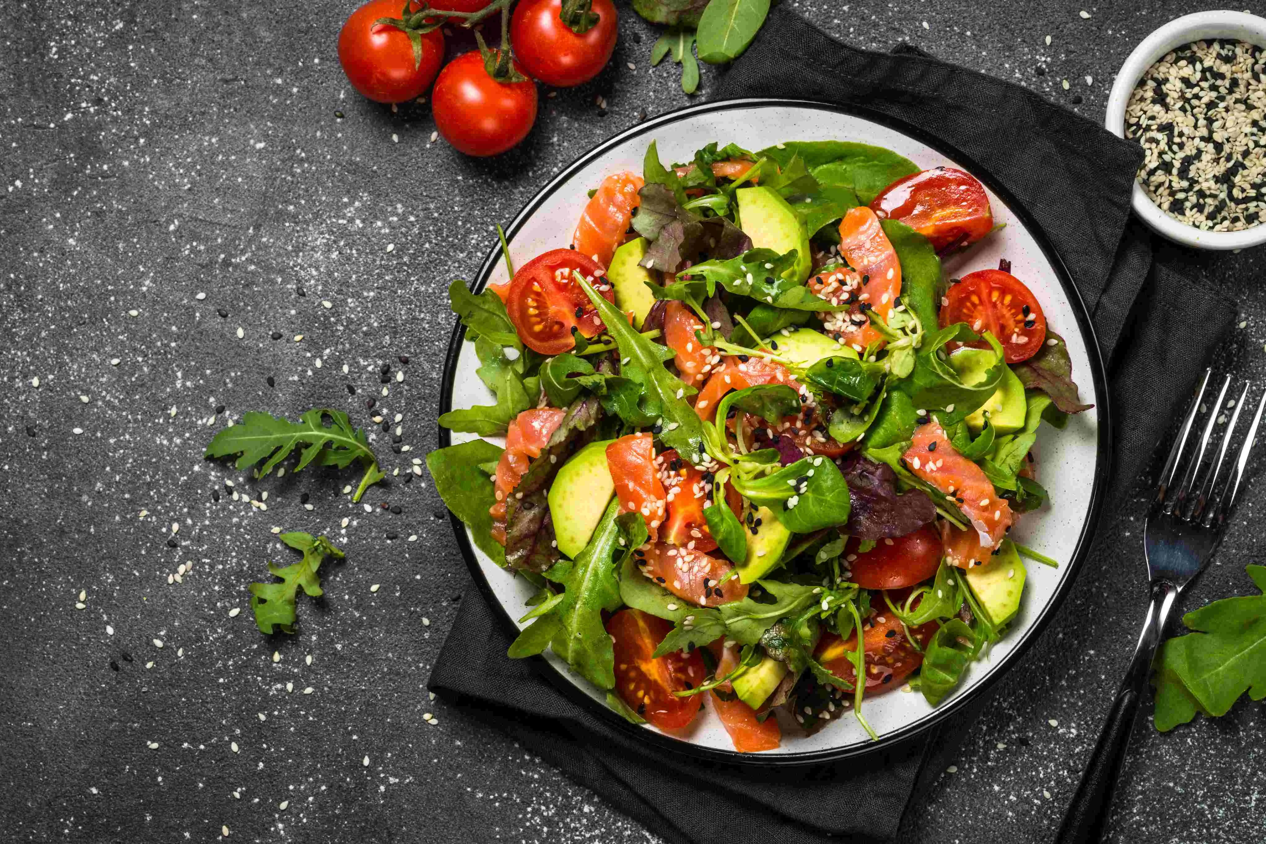 A salada de salmão leva azeitona, picles e ervilha